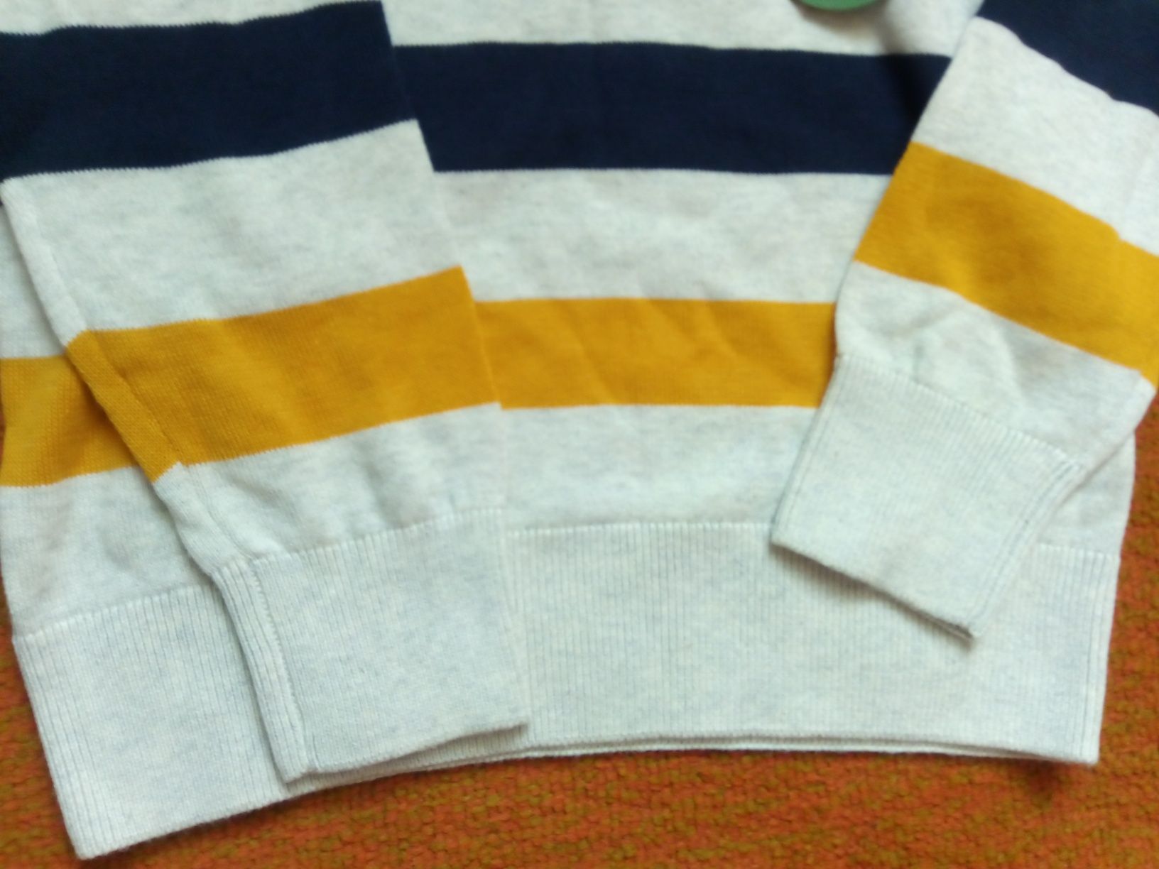 Komplet dwóch sweterków chłopięcych  jeden nowy drugi używany