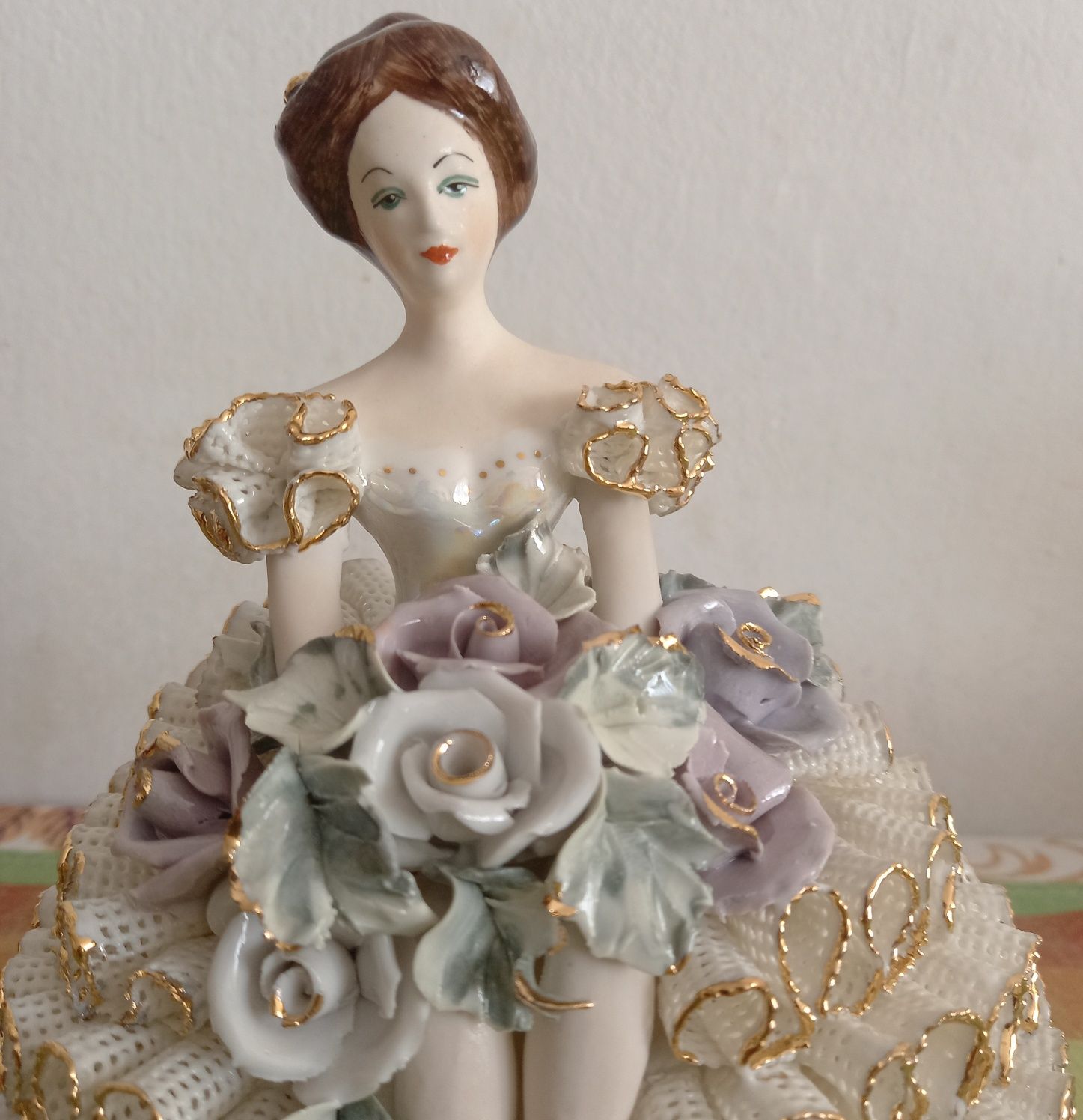 Porcelanowa figurka Roceram Panna z kwiatami