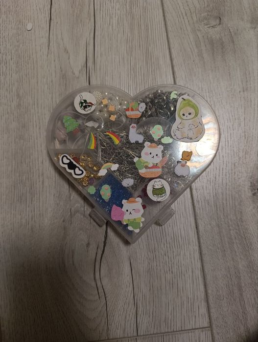 контейнер з намистинами і фурнітурою