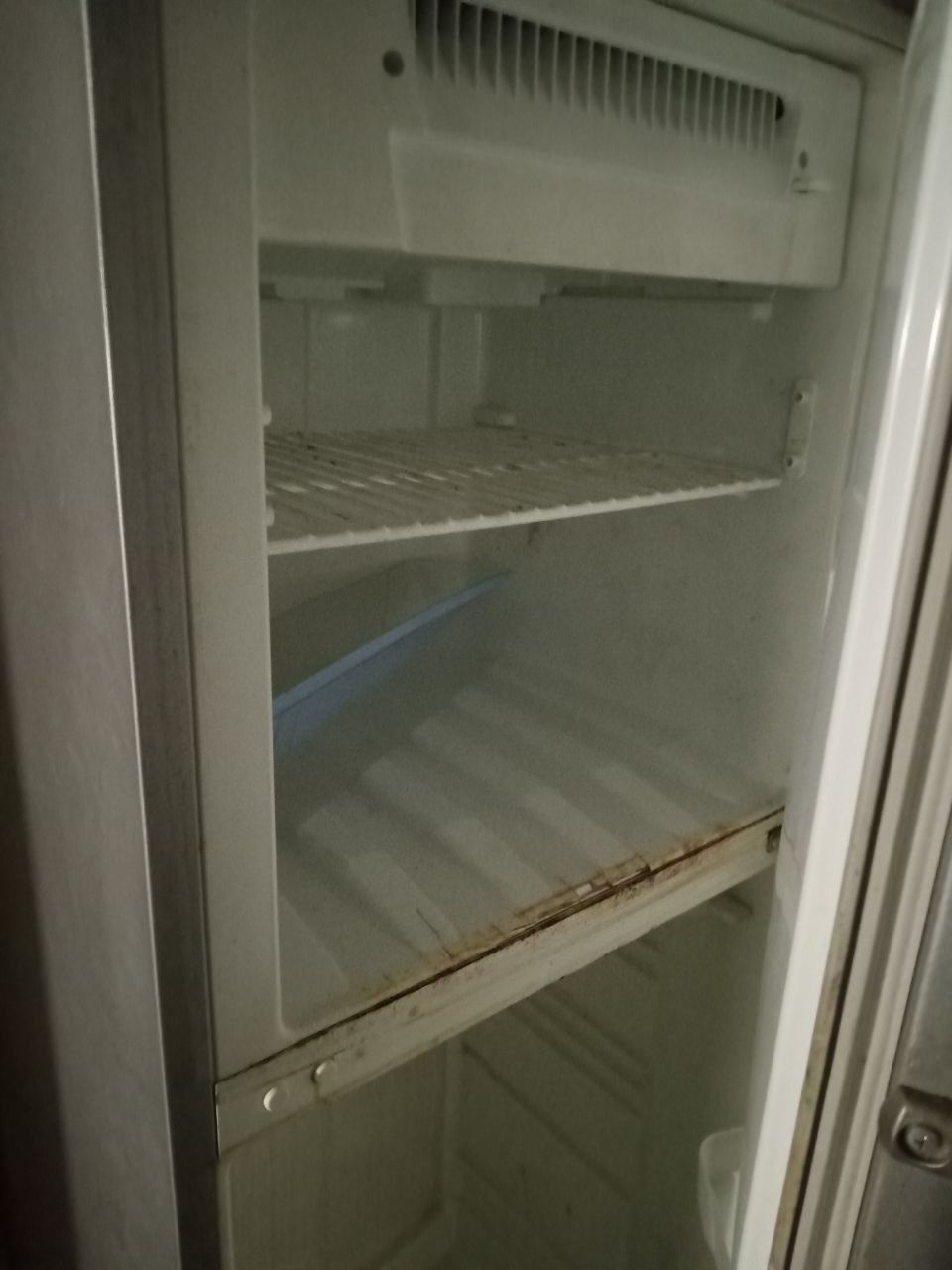 Холодильник індезіт  не робочій400