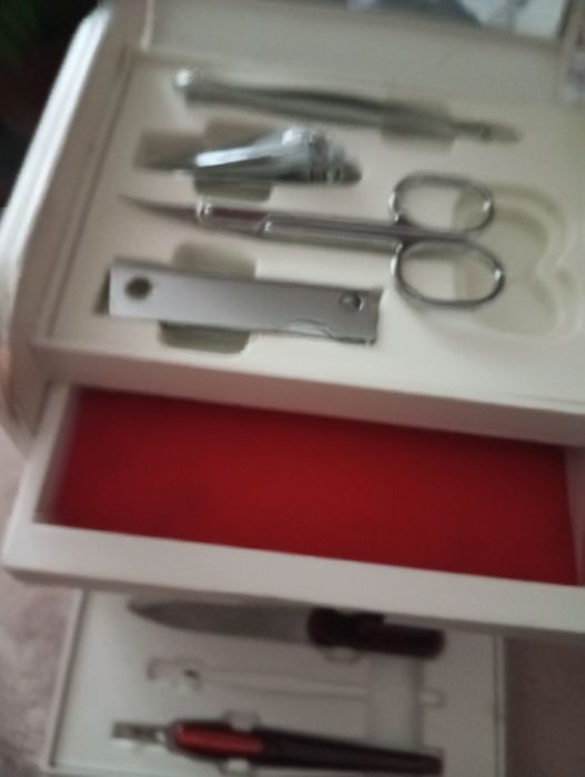 Venda de caixa com coisas para manicure