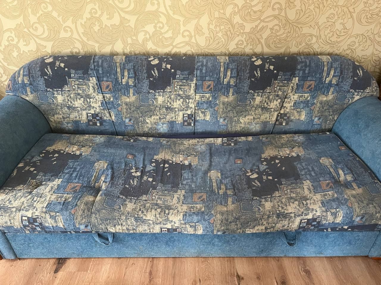 Продам диван.в гарному стані