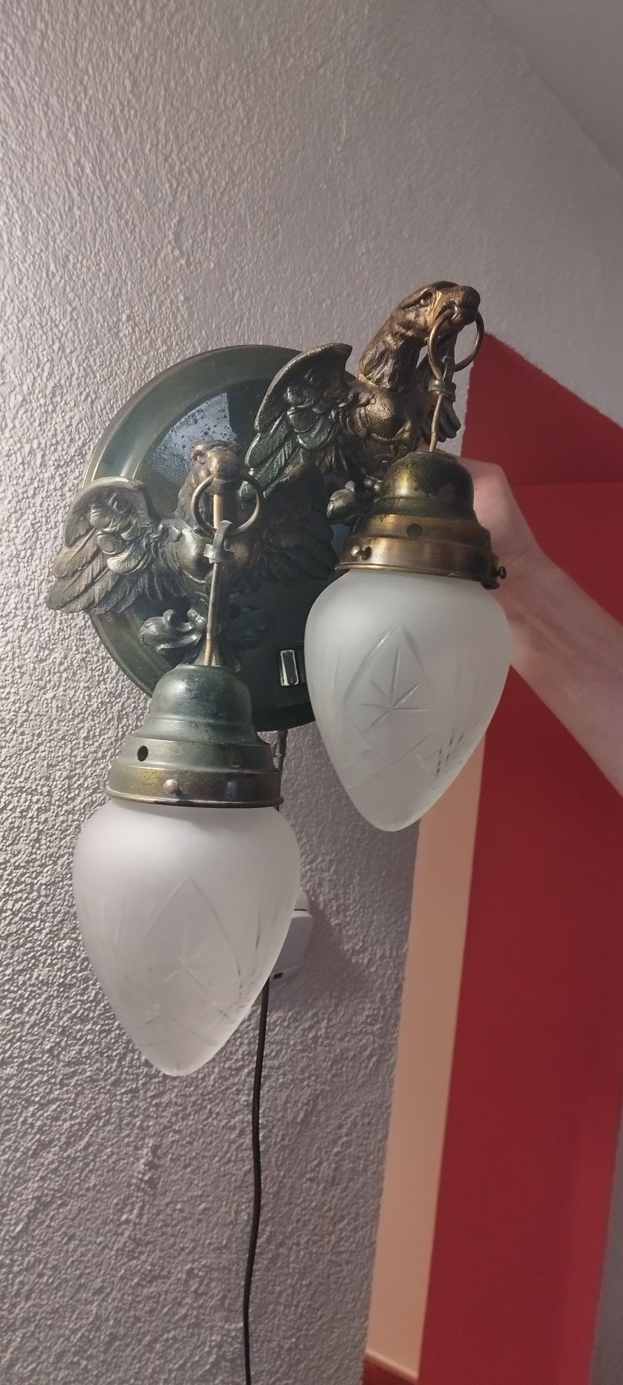 Stara lampa ścienna.