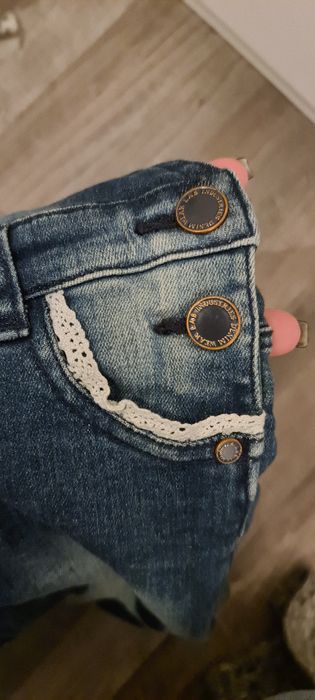 Ogrodniczki spodnie na szelkach z miękkiego jeansu z koronką KappAhl