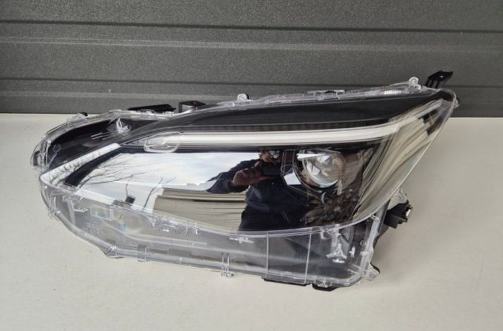 Farol esquerdo Toyota yaris cross 310