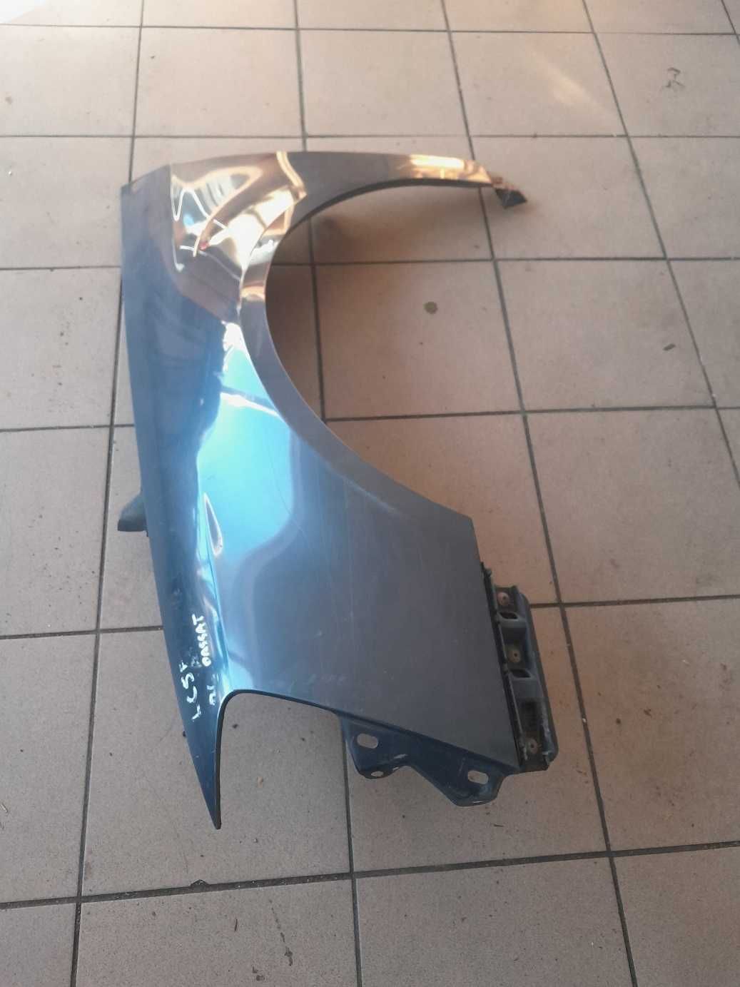Passat B6 - błotnik lewy przód LC5F