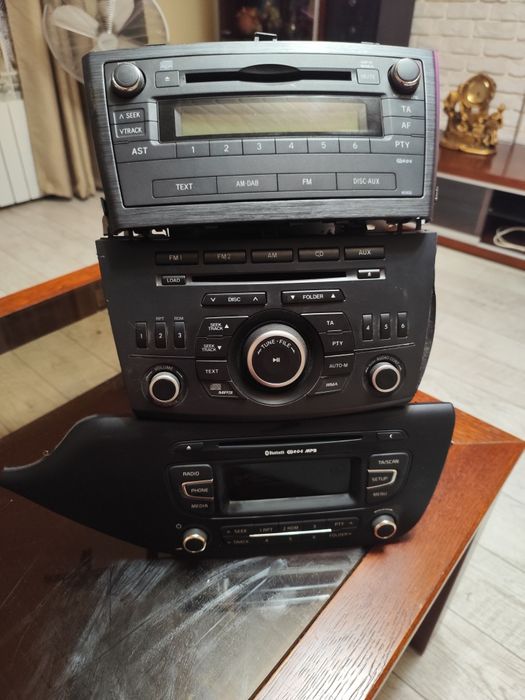 Radio samochodowe to co na zdjęciach.