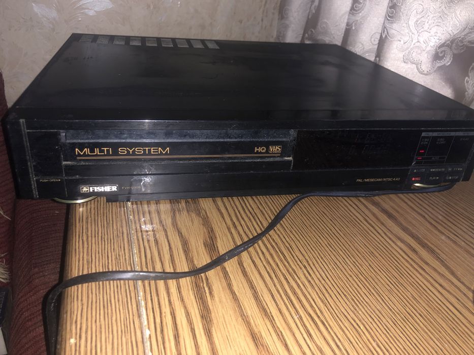 Відеомагнітафон Fisher з касетами