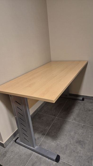 Biurko z metalowymi nogami 140×70