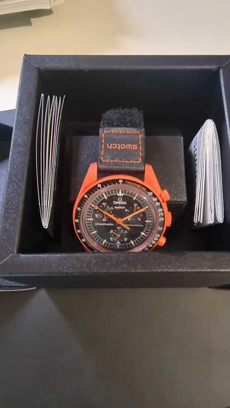 Omega x Swatch SO33O100 Lava - Symulator Wulkanu
