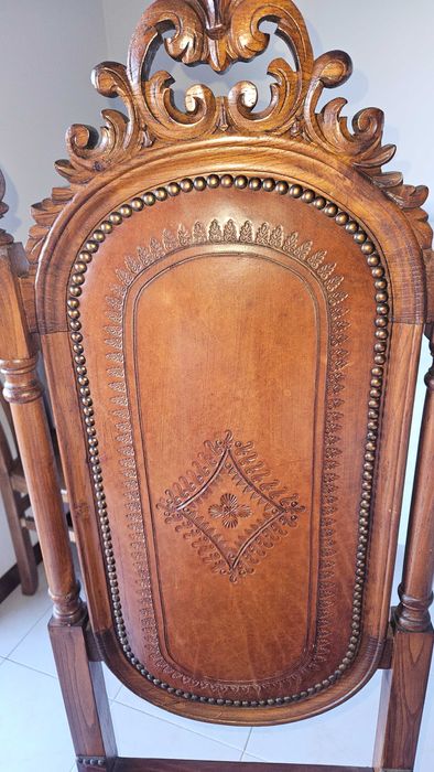 Mesa  mais cadeiras de madeira