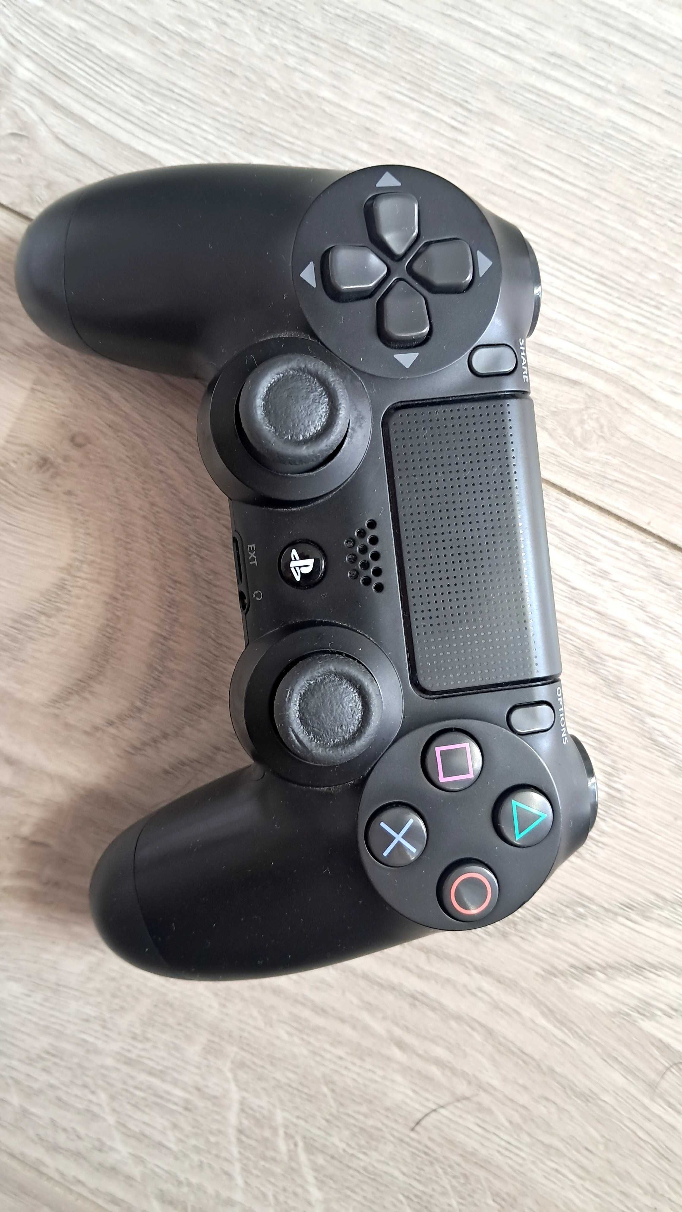 Konsola Play Station 4 TB + 2 PADY