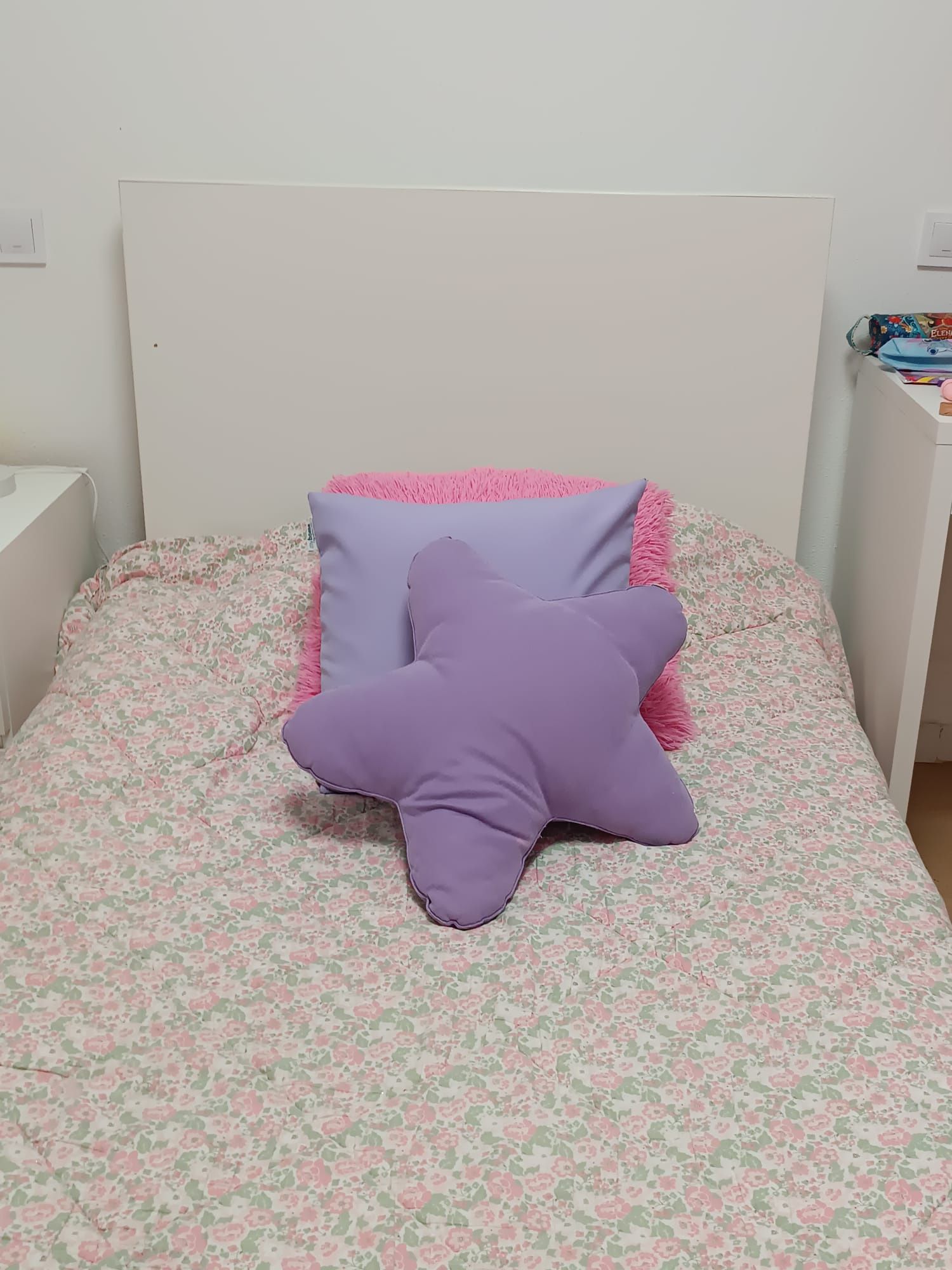 Cama malm, com colchão e estrado e duas gavetas