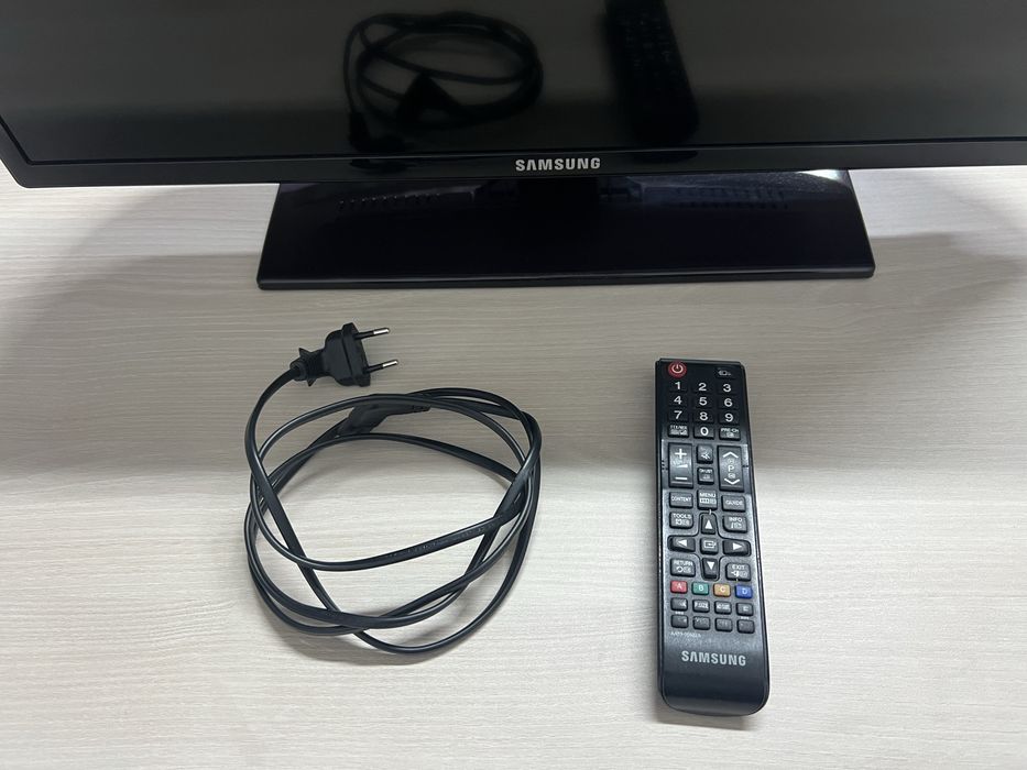 Продам телевізор SAMSUNG діагональ 26 (UE26EH4030W)+кріплення на стіну