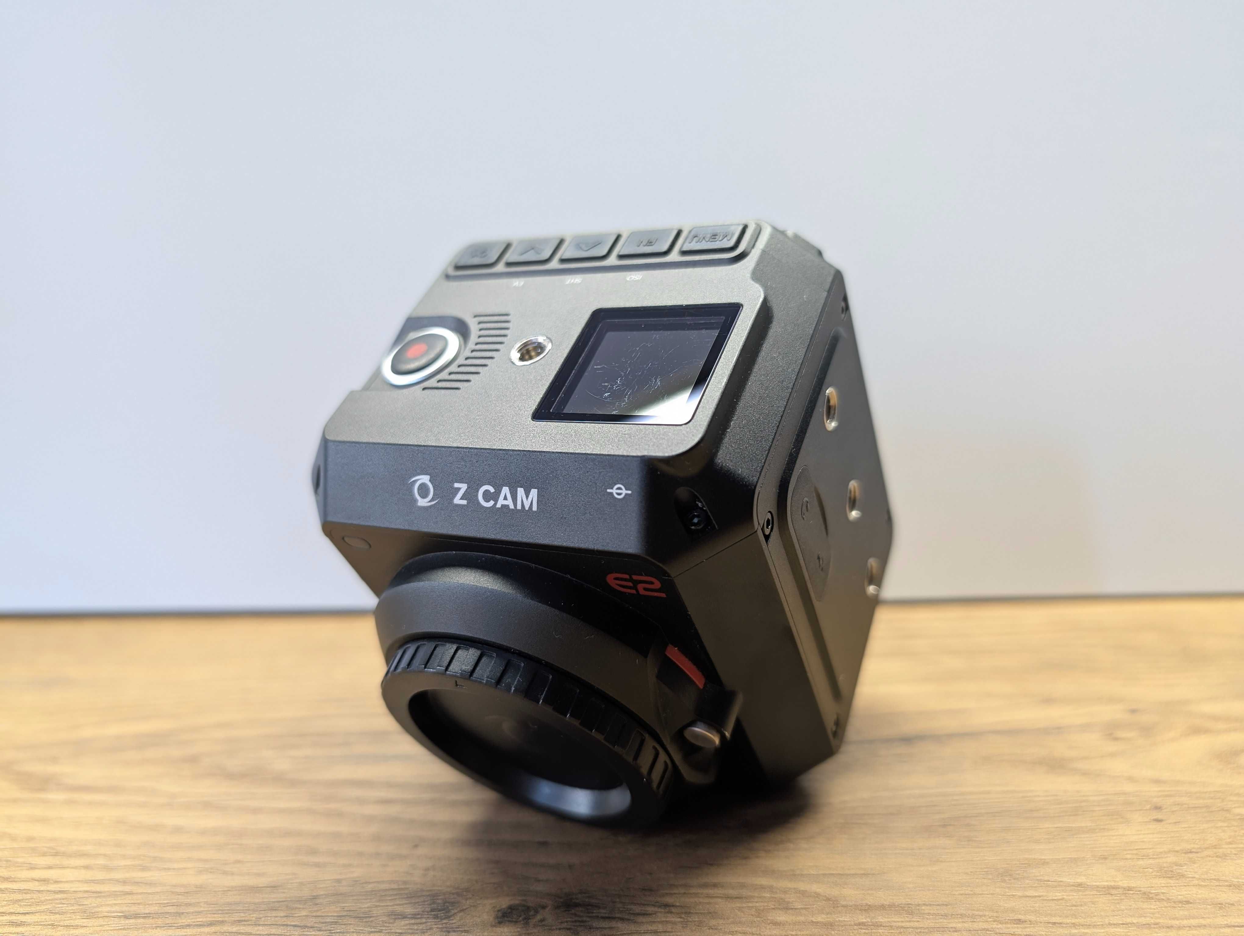 Kamera ZCAM E2 + klatka SmallRig + uchwyt NATO ze slotem na SSD T5