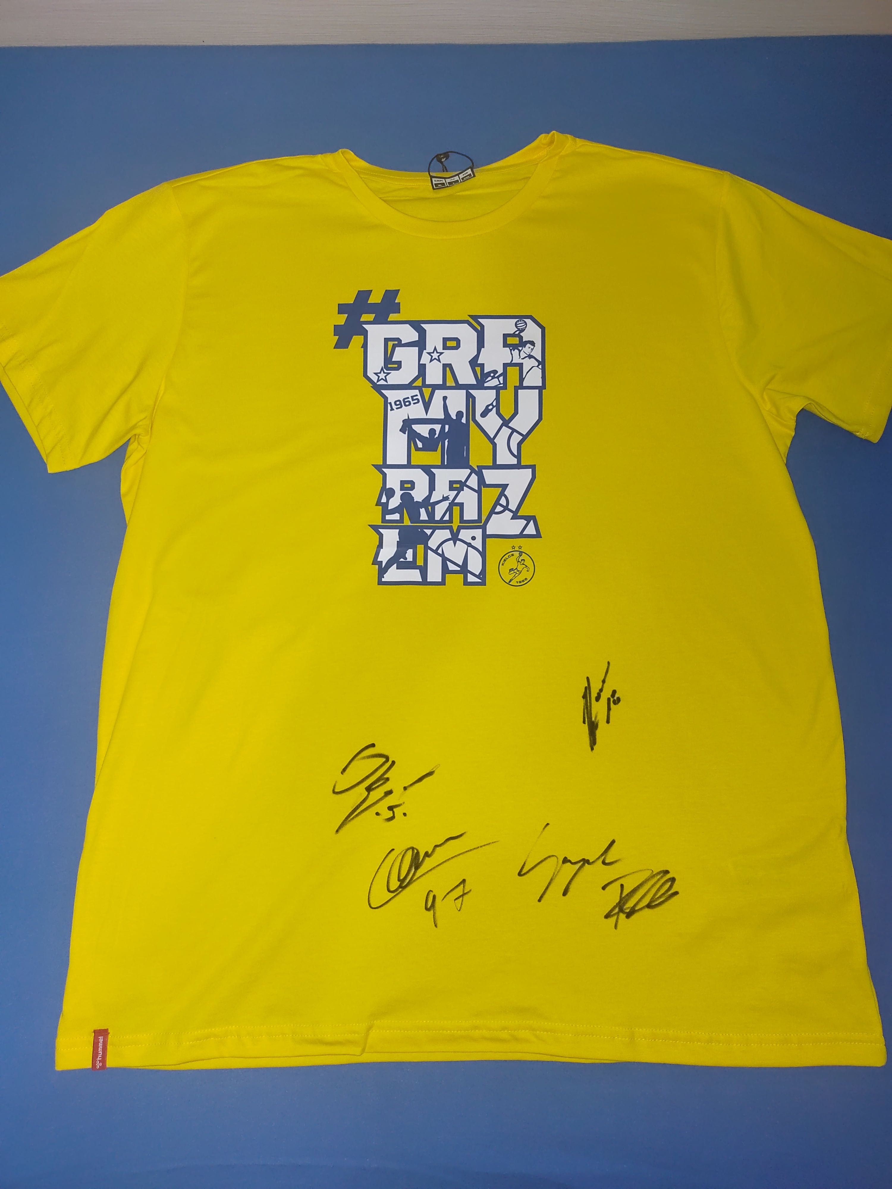 Koszulka Industrii Kielce z autografami.