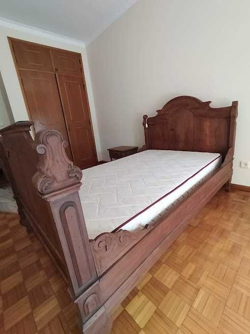 cama antiga em madeira de castanho