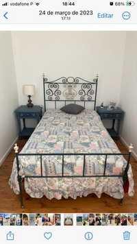 Vendo cama antiga em ferro com estrado, colchão, colcha e mesinhas