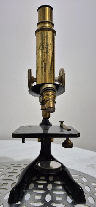 Jak widać na zdjęciu Mikroskop na sprzedaż bez akcesoriów.