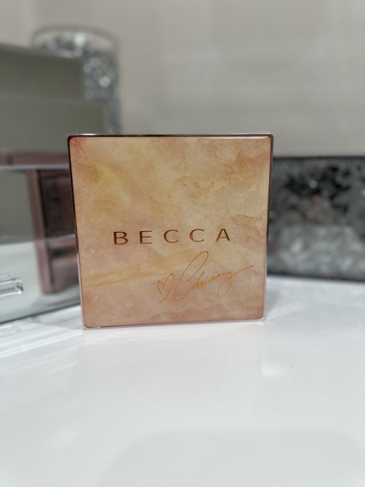 Paleta do tearzy Becca x Chrissy Teigen Glow Face Palette