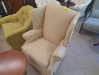 Beżowy fotel tapicerowany