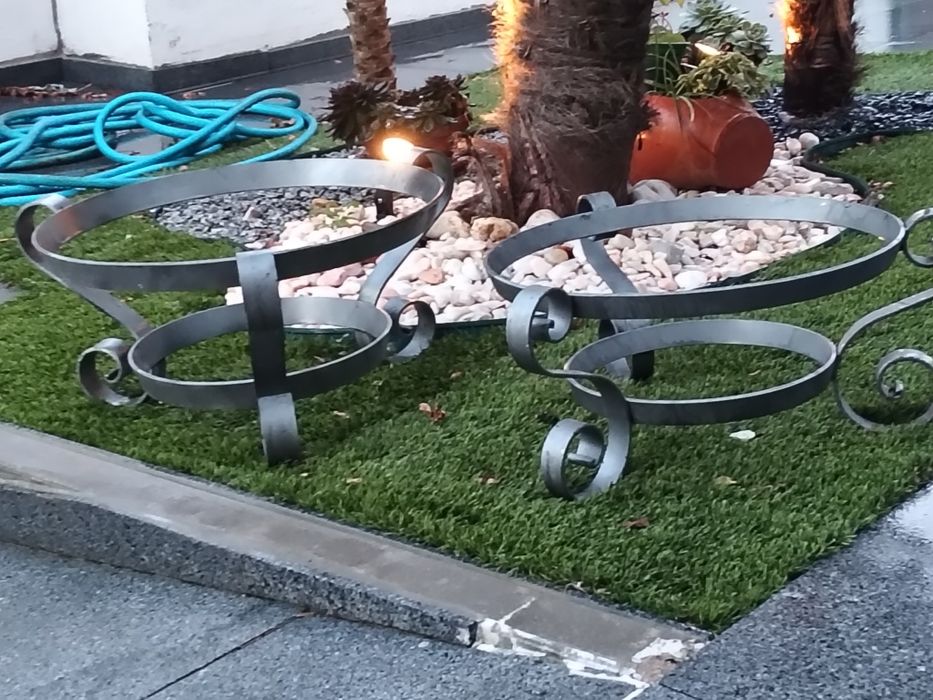 2 Suportes em ferro para vasos