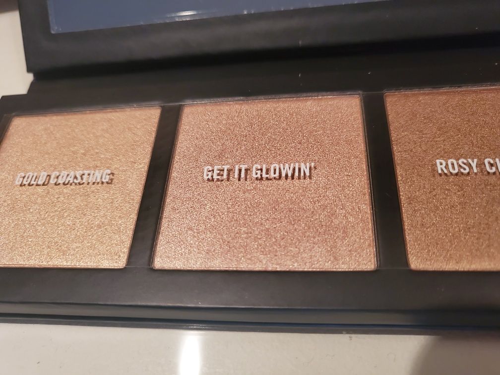 MAC Cosmetics paleta 3 rozświetlaczy Hyper Real Glow Palette