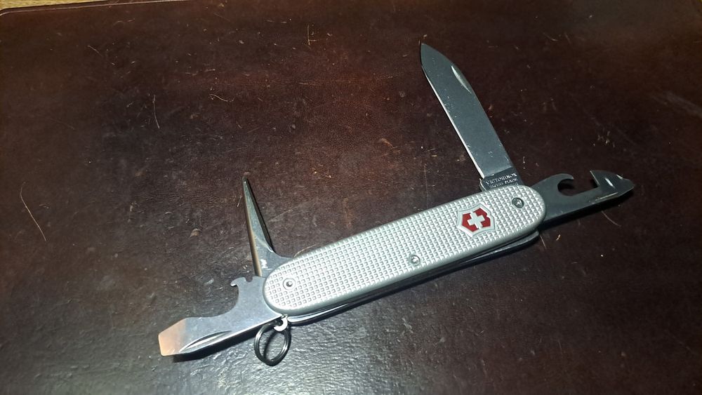 Victorinox Pioneer z płaskim ostrzem custom, do niedzieli