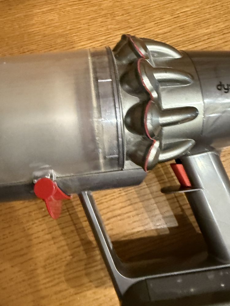 Odkurzacz Dyson v 11 uszkodzony guzik
