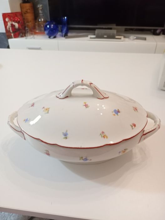 Porcelanowa waza z czasów PRL-u