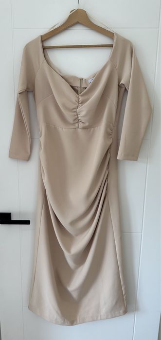 Sukienka z odkrytymi ramionami