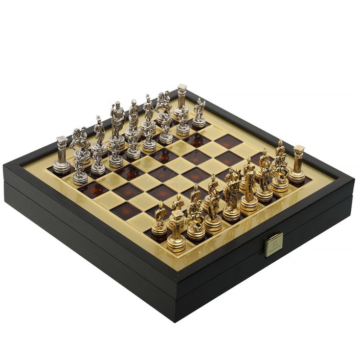 Zestaw szachowy z okresu grecko-rzymskiego w drewnianym pudełku ze