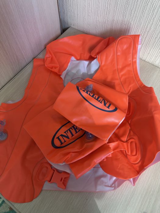 Надувний жилет та нарукавники