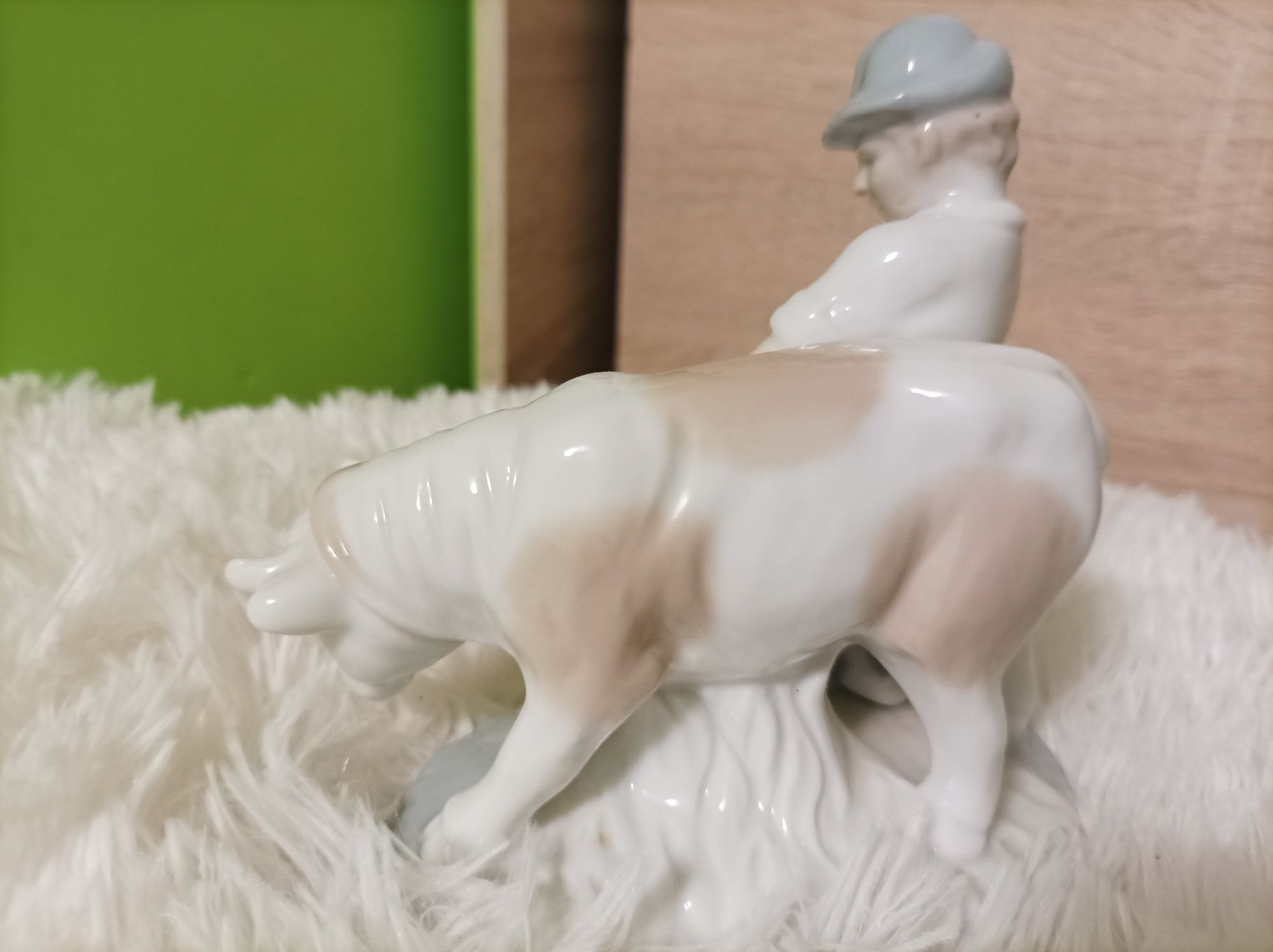 Figurka porcelanowa chłopiec z byczkiem