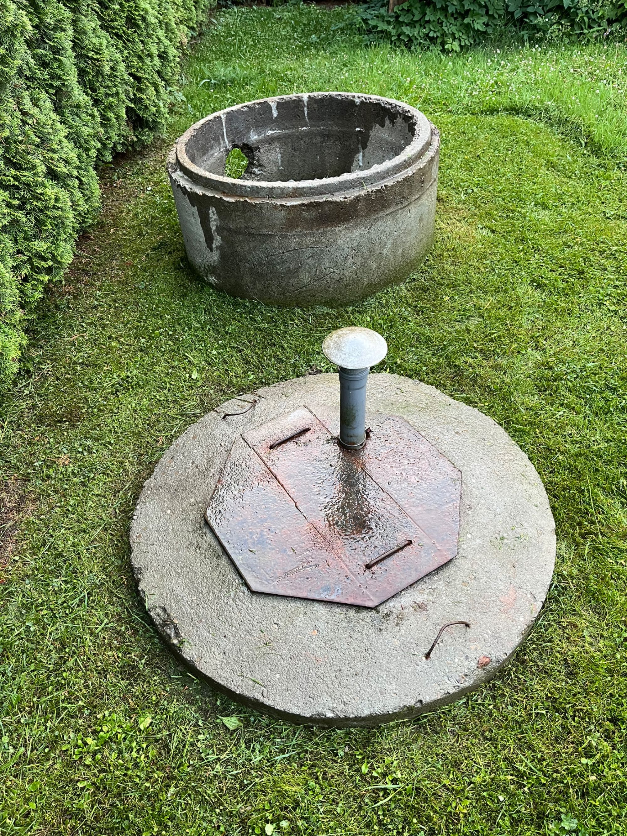 Krąg betonowy 120 cm z pokrywą i metalowym włazem