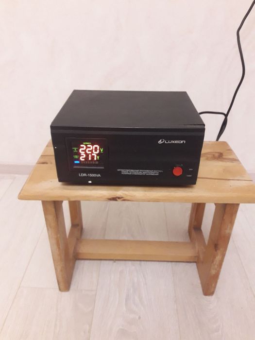 Релейный стабилизатор напряжения LDR -1500 Luxeoni в упаковке