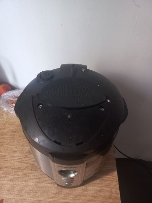 Продам на запчасти мультиварку/скороварку Redmоnd