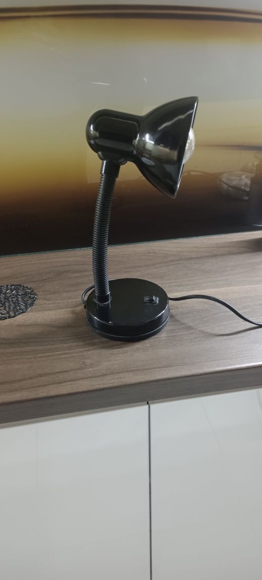 Lampka biurkowa w dobrym stanie