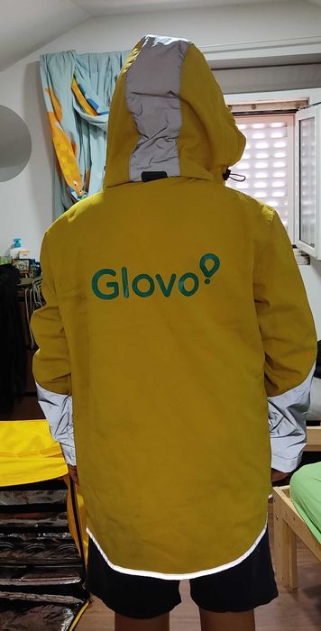 Mochila e casaco Glovo