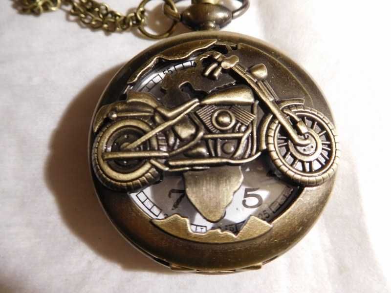 Kieszonkowy zegarek na łańcuszku - motocykl.