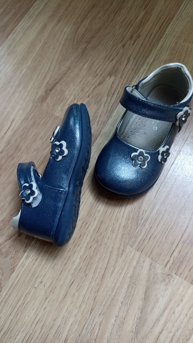 Buty lakierki dla dziewczynki  2 razy ubrane