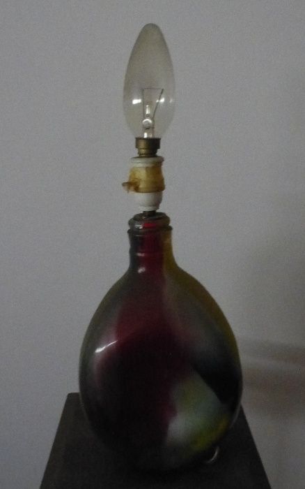 Candeeiro feito de uma garrafa,pintada à mão