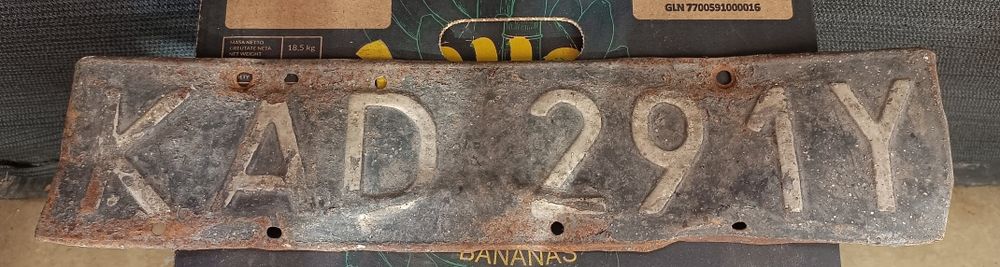 Stara kolekcjonerska tablica rejestracyjna.