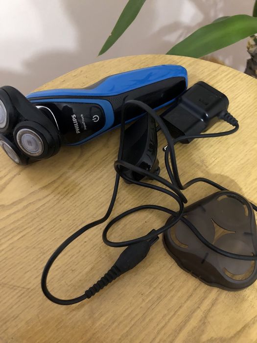 Електробритва  Philips AquaTouch Wet and Dry Electric Shaver S5051