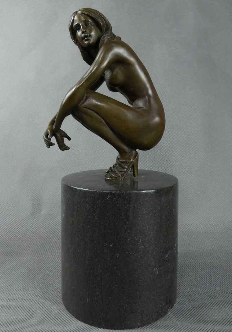 AKT Kobieta kucająca pozująca BRĄZ marmur figura RZEŹBA sygnowana 4kg