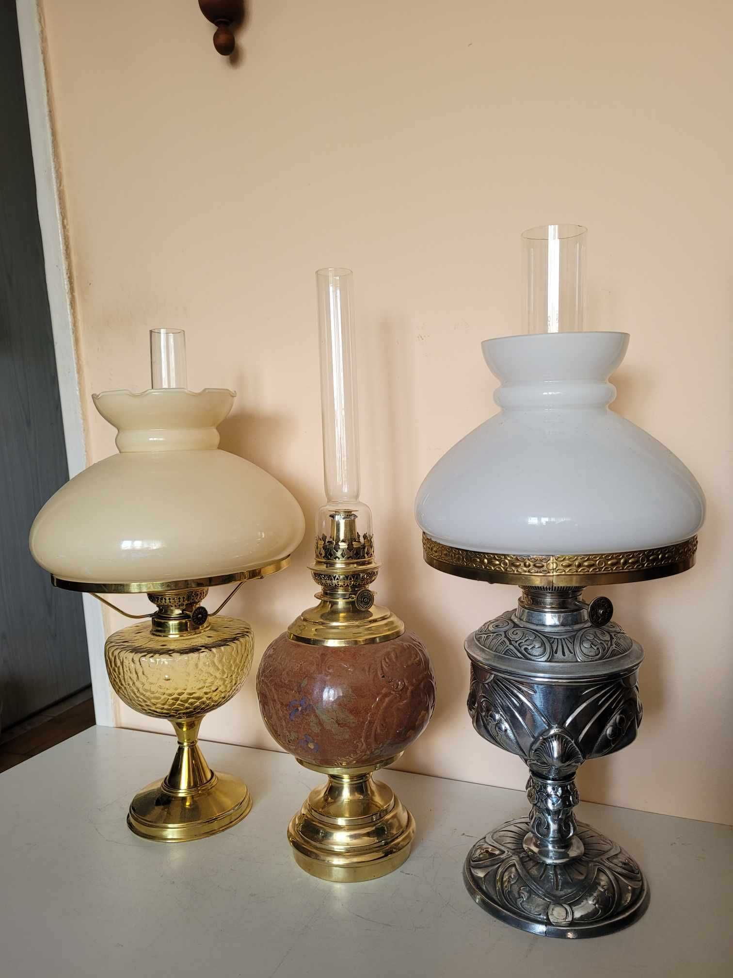 Trzy ładne lampy naftowe