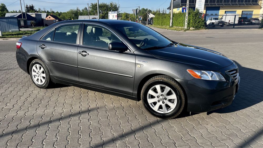 Sprzedam Toyotę Camry, zadbane wnętrze, hybryda, mechanicznie stan bdb