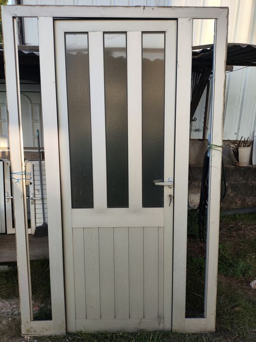Porta principal com caixilharia usada