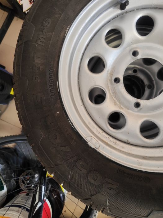 Koła zimowe  Continental 4x4 Contact 205/70R15. Suzuki
