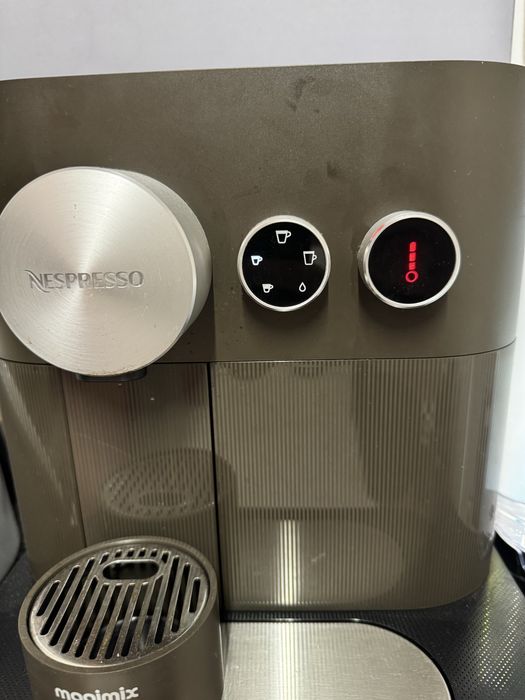 Máquina de Café Nespresso Expert